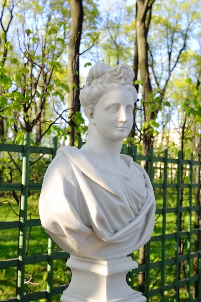 Die Statue einer jungen Frau. — Stockfoto