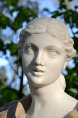 Genç bir kadın heykeli.