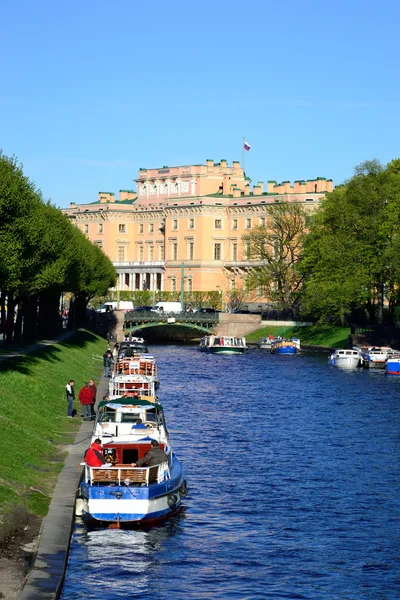 Griboyedov Kanal und Mikhailovsky Burg (Ingenieure Burg). — Stockfoto