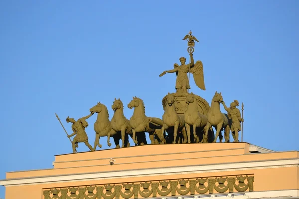 The sculpture of horses on the triumphal arch. — Stock Photo, Image