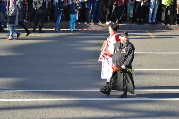 Russian Cossack and Orthodox priest on Victory parade. — Stock Photo, Image
