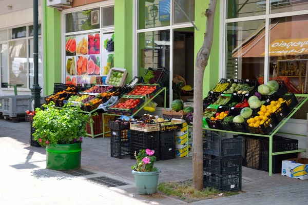 Sklep spożywczy na ulicy miasta Loutraki. — Zdjęcie stockowe