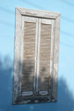 Loutraki eski bir apartmanda penceresi.