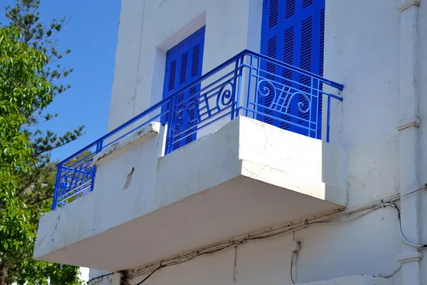 Balkon starego budynku w loutraki. — Zdjęcie stockowe