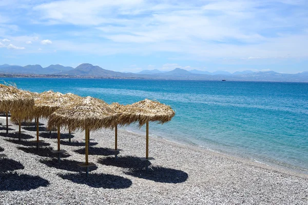 Parasole na plaży w Loutraki. — Zdjęcie stockowe