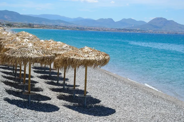 Солнечные зонтики на пляже в Лутраки . — стоковое фото