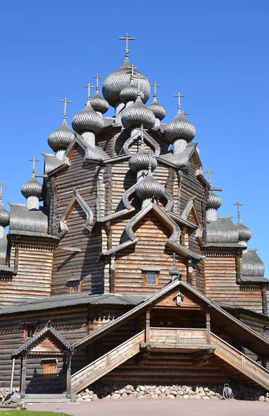 Kerk van de interventie in de stijl van Russische houten architectuur. — Stockfoto
