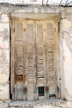 Loutraki eski bir apartmanda penceresi.