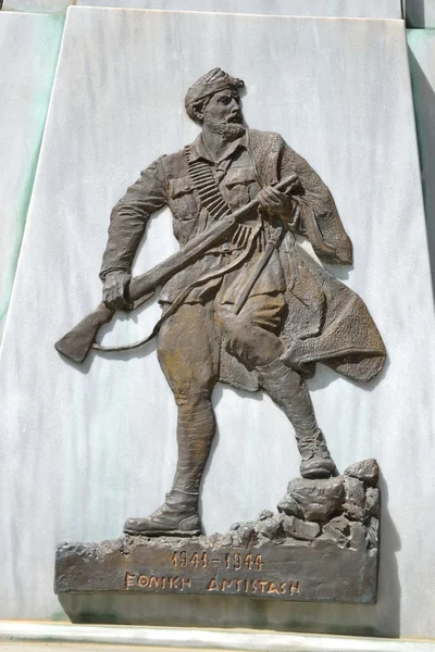 Frammento di monumento agli Eroi della Resistenza Nazionale a Loutraki . — Foto Stock