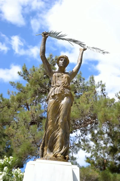 Fragment of monument to the Heroes of the National Resistance in Loutraki. — Stockfoto