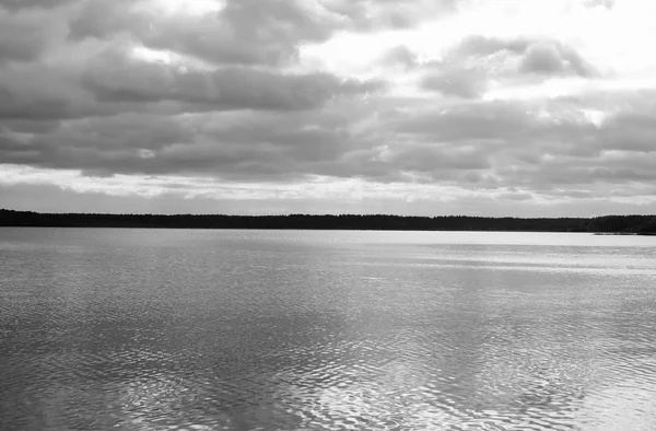 Lago en un día nublado. — Foto de Stock