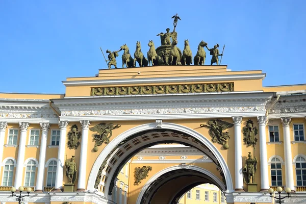 The arch of General staff on Palace Square. — Stock Photo, Image