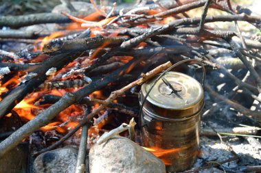 Bir ateşin ortasına pan.