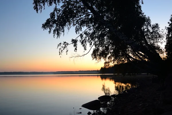 Solnedgång över sjön. — Stockfoto