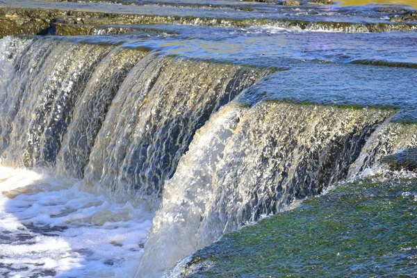 Pequena cachoeira. — Fotografia de Stock