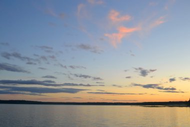 Gölün üzerinde gün batımı.