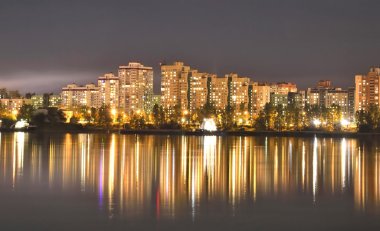 Gece St. Petersburg 'un eteklerinde Neva Nehri 'nin manzarası.