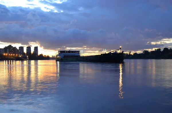 Vista do rio Neva e do navio de carga fluvial ao pôr-do-sol . — Fotografia de Stock