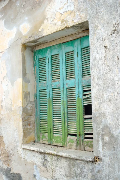 Okno starého činžovního domu v Malia. — Stock fotografie