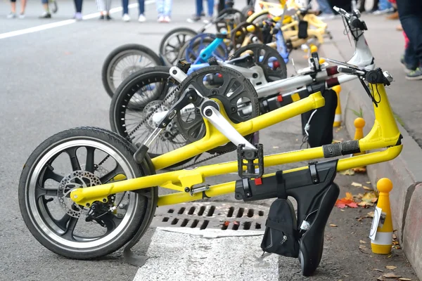 Várias bicicletas dobráveis estacionadas . — Fotografia de Stock