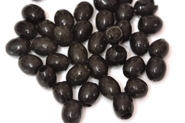 Beyaz arkaplanda zeytin.