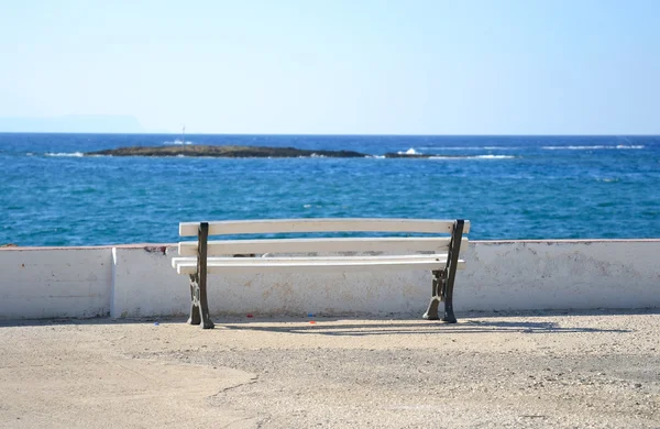 Πάγκο στην ακτή του Αιγαίου. — Φωτογραφία Αρχείου