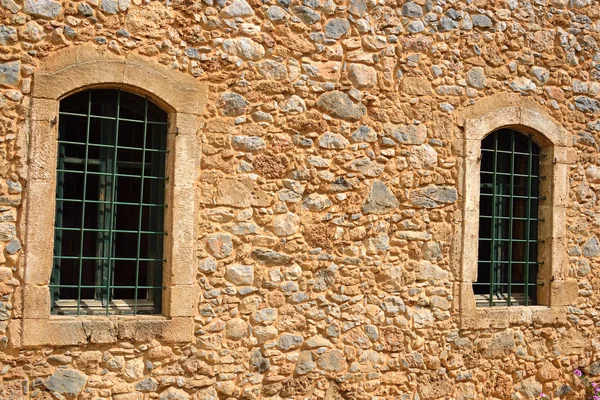 Väggen i ett gammalt hus med två fönster. — Stockfoto