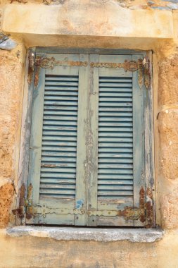 Malia eski bir apartmanda penceresi.