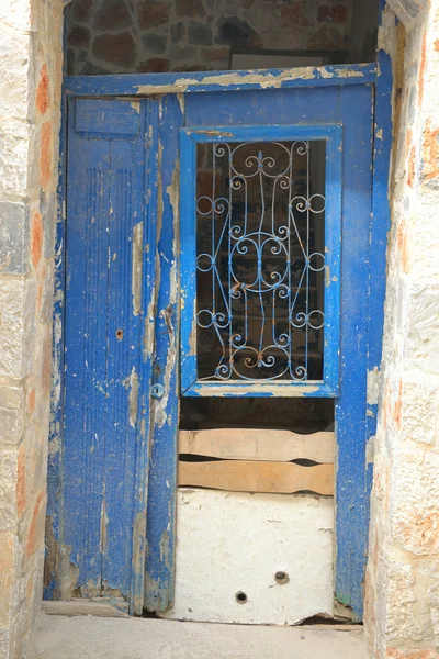 玛丽亚在旧楼的门. — 图库照片