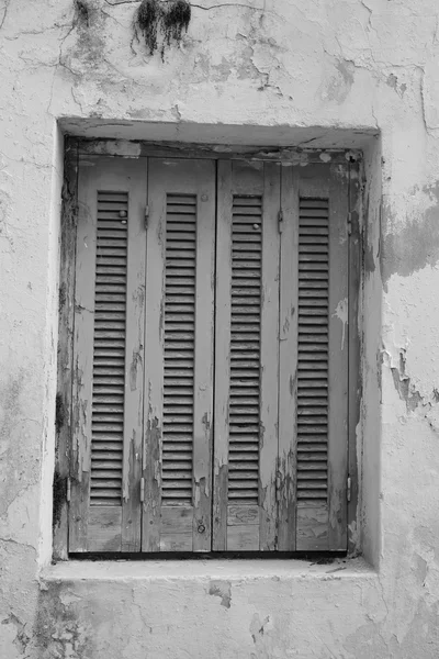Ventana de un antiguo edificio de apartamentos en Malia . —  Fotos de Stock