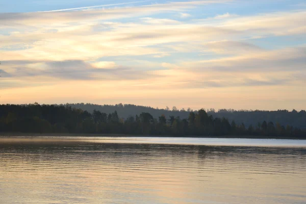 Autumn forest on the lake at sunrise. — Stock Photo, Image