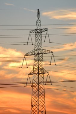 Gün batımında elektrik iletim hatları.