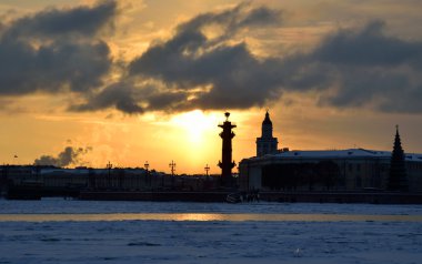 Rostral sütunlar ve tükürük Vasilyevsky Adası.