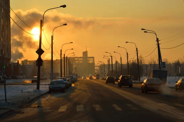 Straat van de kust (Pribreshnaia) bij zonsondergang in de winter. — Stockfoto