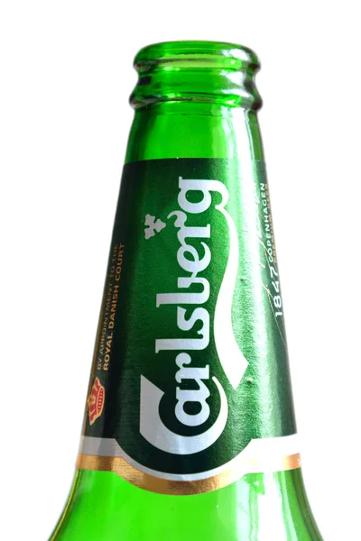 Botella de cerveza Carlsberg sobre blanco . — Foto de Stock