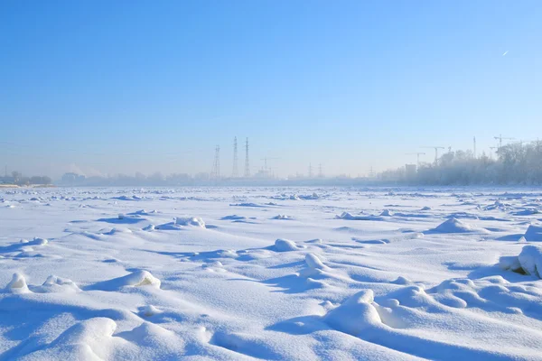 Frozen River Neva nella soleggiata giornata invernale — Foto Stock