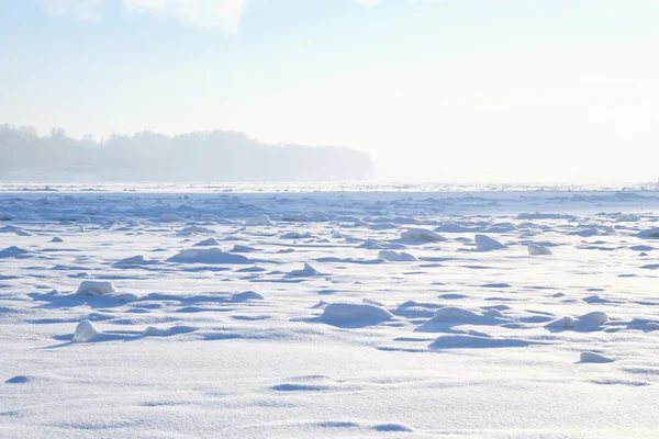 Zamrzlé řeky Něvy na slunný zimní den. — Stock fotografie