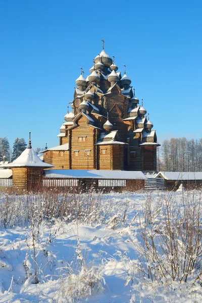 Der Komplex "Schloss Bogoslovka" an einem sonnigen Wintertag. — Stockfoto