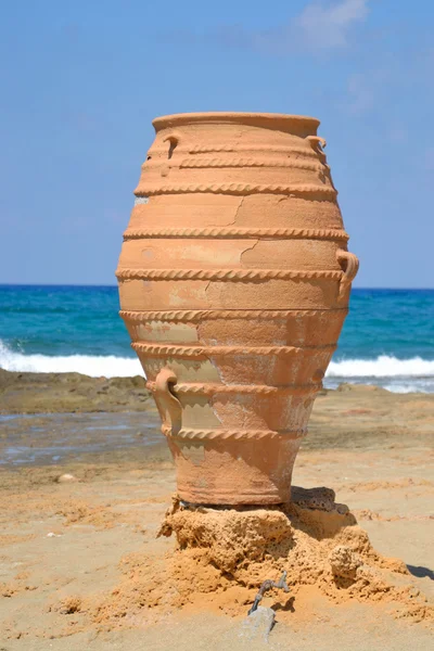 Vaso decorativo na costa do mar Egeu . — Fotografia de Stock