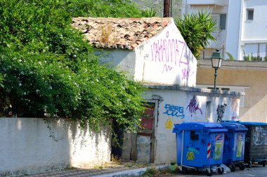 çöp loutraki sokaklarında.