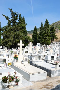 Mezarlık Loutraki eteklerinde.