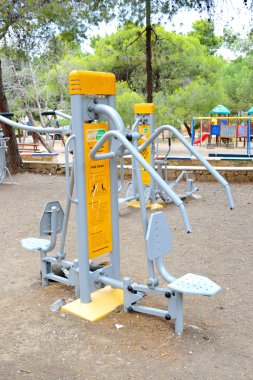 parkta egzersiz donanımları.