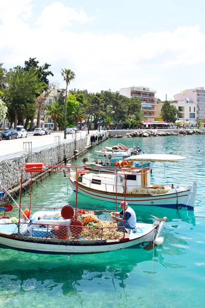 Fischerboote im Hafen von Loutraki. — Stockfoto