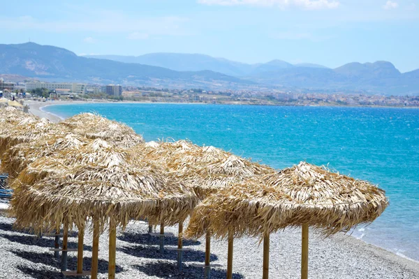 Parasole na plaży. — Zdjęcie stockowe