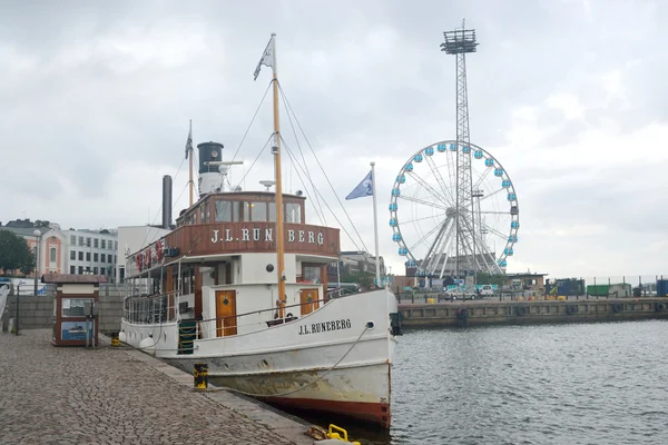 Mały statek w porcie helsinki. — Zdjęcie stockowe