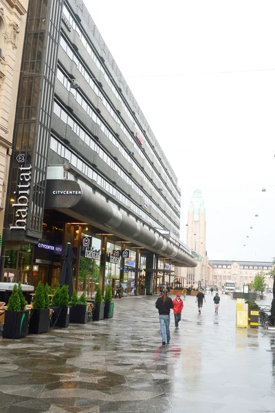 Moderne indkøbscenter i Helsinki i regnvejrsdag . - Stock-foto