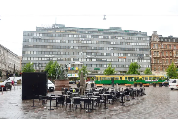 Straat in Helsinki in regenachtige dag. — Stockfoto