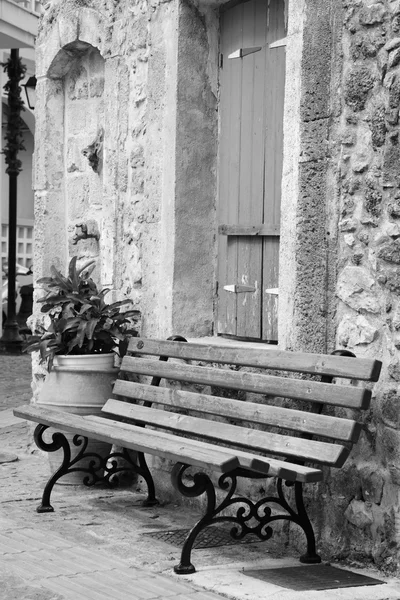 Banco na rua na parte antiga da Malia . — Fotografia de Stock