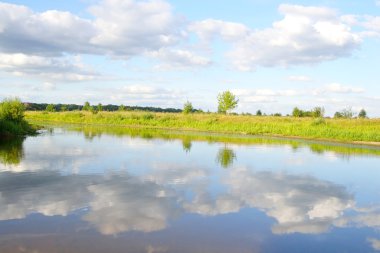 Göl güneşli bir gün.