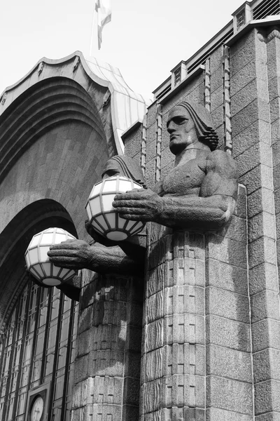 Estatuas adornan la estación principal de tren, Helsinki . — Foto de Stock